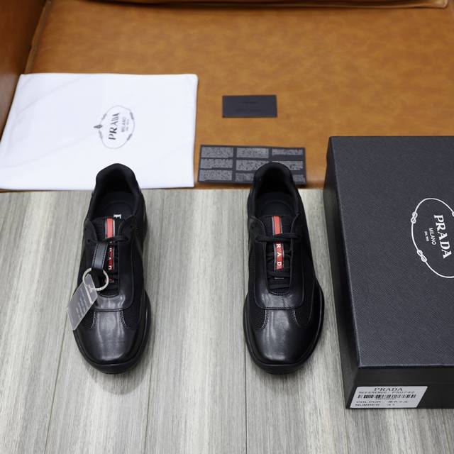 Prada 普拉达 -高端品质 原单 -鞋面：摔纹小牛皮、鞋身车缝品牌金属扣件、鞋舌.后跟.高周波品牌logo -内里：水染牛皮 -大底：超轻tpu发泡.橡胶；